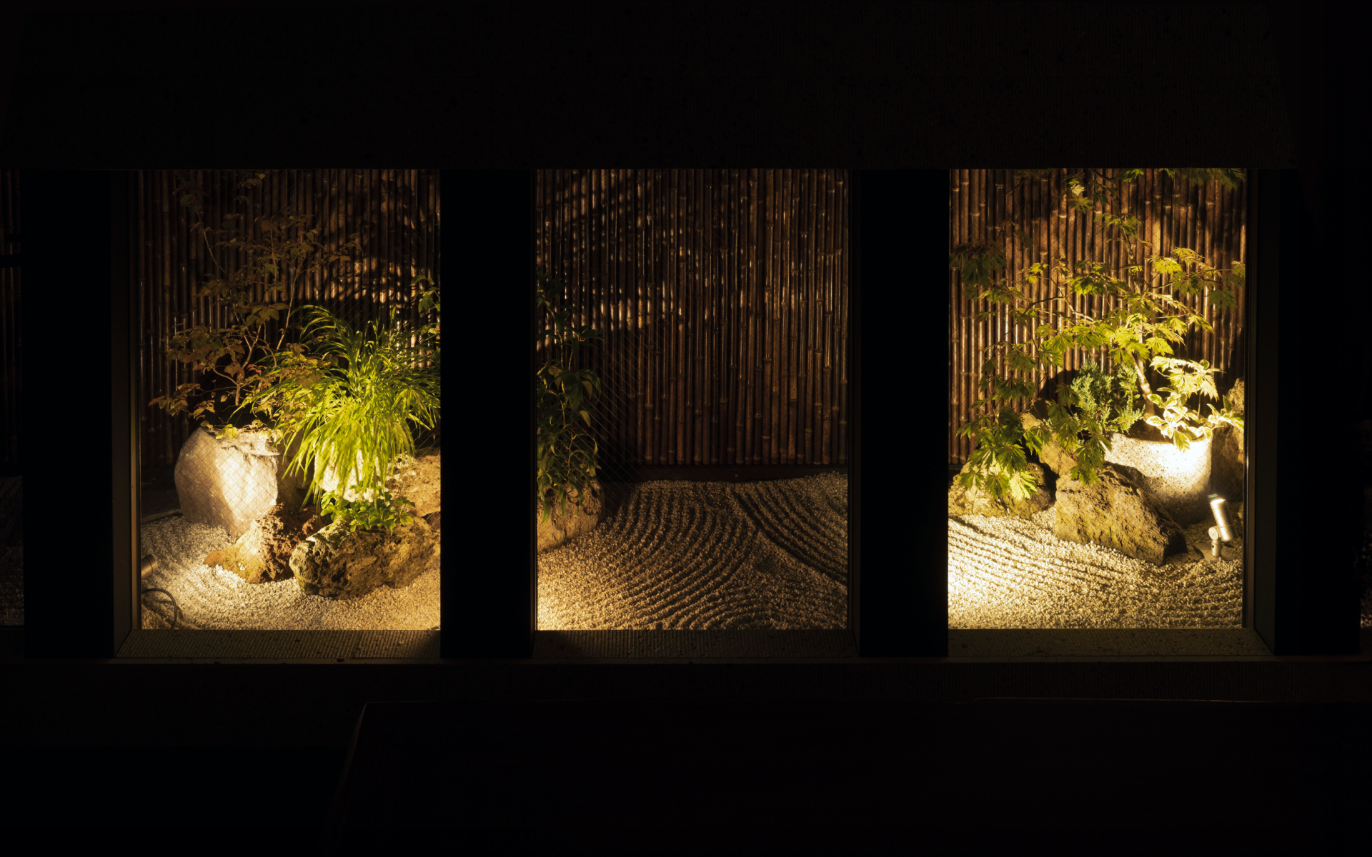 窓外の坪庭の夜景